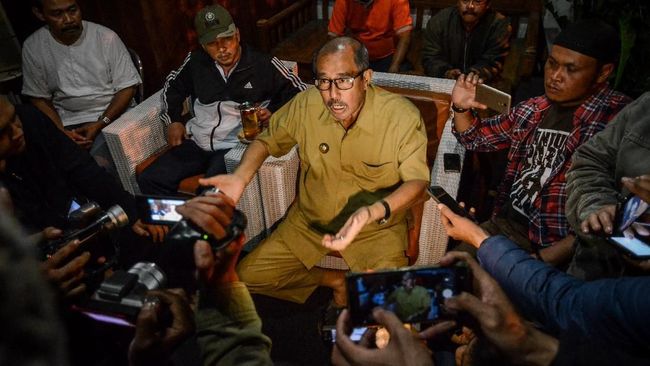 Bupati Bandung Barat Janjikan Jabatan untuk PNS Pemberi Suap Abu Bakar menjanjikan jabatan sebagai imbalan bagi para pemberi duit sogokan, jika sang istri menang dalam Pilkada Bandung Barat 2018.