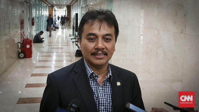 Eks Menpora Roy Suryo telah datang di Mapolda Metro Jaya untuk diperiksa sebagai saksi dalam kasus laporan meme stupa mirip Jokowi.