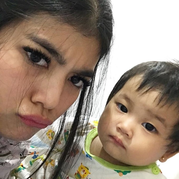 <p>Kompak berekspresi cemberut. Tapi manisnya ibu dan anak ini nggak berkurang. (Foto: Instagram @aleshamilenachalik)</p>