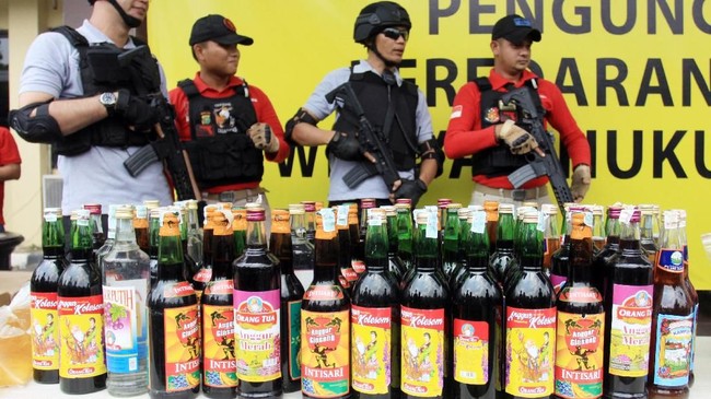 Miras oplosan menyasar konsumen masyarakat kelas menengah ke bawah karena harganya murah dibanding minuman keras yang legal.