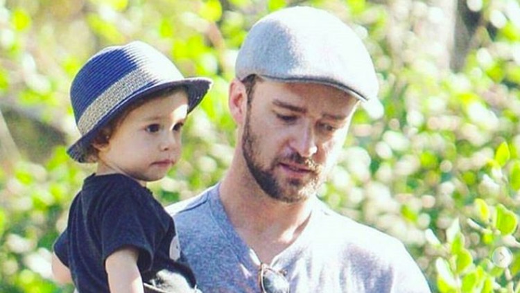 Apa sih yang dilakukan si kecil Silas?