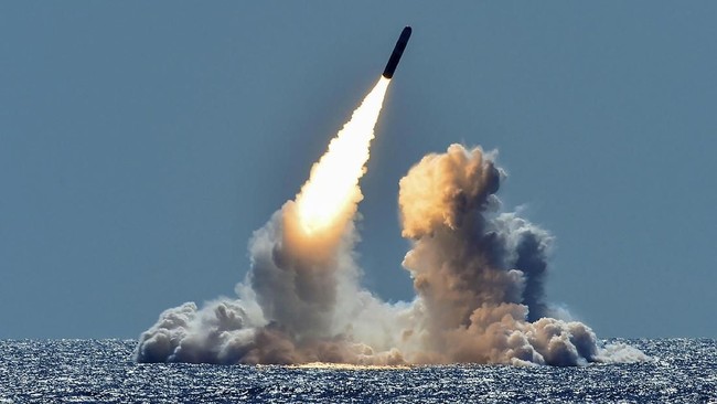 Kapal USS Boxer menembak sebuah drone diduga milik Iran karena dilaporkan terbang dalam jarak 300 meter dan diperkirakan membawa amunisi.