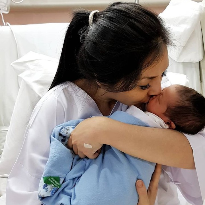 Mmuach dapat kecupan sayang dari bundanya. (Foto: Instafram @_luckyperdana)