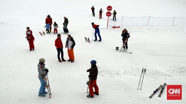 Tak pernah terbayangkan sebelumnya bagi saya untuk bisa bermain ski langsung di Pegunungan Alpen. Berikut ini ialah pengalaman saya selama di sana.