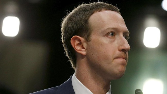 Anjloknya saham Facebook hingga 20 persen membuat kekayaan CEO Facebook Mark Zuckerberg melorot hingga Rp217 miliar.