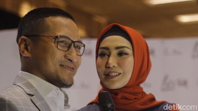 Baru-baru ini Arie Untung dikritik netizen lantaran membandingkan virus Corona dengan kelaparan. Fenita Arie pun punya cara untuk melindungi suaminya.
