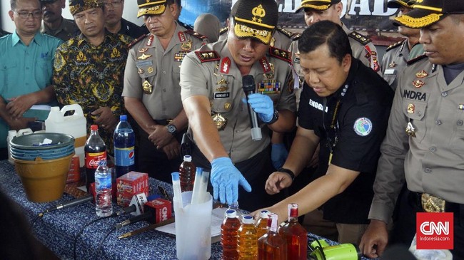 Polisi menemukan bungker tempat peracikan miras oplosan yang telah menewaskan puluhan orang saat menggeledah rumah tersangka di Cicalengka, Kabupaten Bandung, .