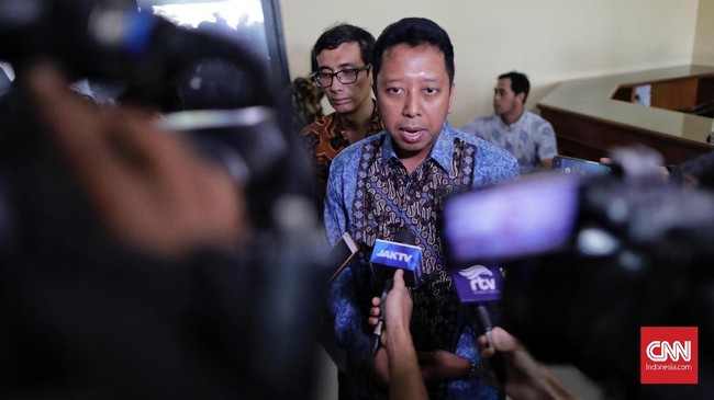Ketua Majelis Pertimbangan PPP Romahurmuziy meminta kader PPP yang mendukung Prabowo-Gibran dijatuhi sanksi peringatan hingga pemecatan.