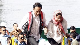 Sepercik Kemesraan Jokowi-Iriana di Jembatan Holtekamp Papua