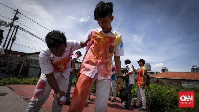 Sejumlah pelajar Sekolah Menengah Atas (SMA) mencorat-coret seragam usai hari terakhir ujian Nasional Berbasis Komputer (UNBK) di Jakarta, Kamis, 12 Maret 2018. UNBK berlangsung 9-12 April serentak di Indonesia. CNNIndonesia/Safir Makki