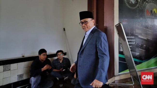 Zulkifli Hasan bertemu dengan Presiden Joko Widodo. Pertemuan Jokowi dengan Zulkfli berlangsung tertutup.