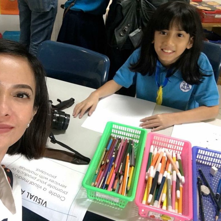 <p>Walaupun sibuk, mantan gadis sampul ini tetap mengawasi kegiatan putrinya di sekolah lho. (Foto: Instagram/ersamayori)</p>