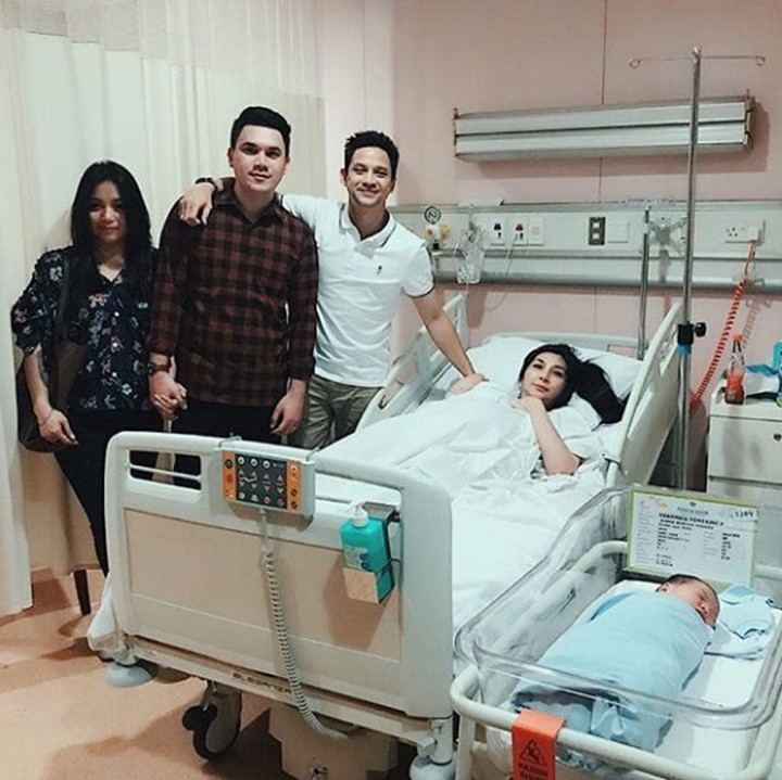 Sedang tidur anteng nih saat teman-teman ayah bundanya datang menjenguk. (Foto: Instafram @_luckyperdana)