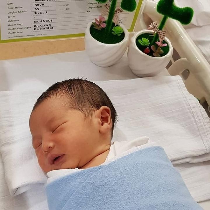 Almeer Mumtaaz Perdana. Itulah nama yang diberikan Lucky perdana dan istri untuk jagoan kecilnya. (Foto: Instafram @_luckyperdana)