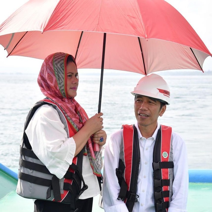 <p>Jokowi didampingi Ibu Negara Iriana saat meninjau Jembatan Holtekamp Jayapura. Romantis sekali payungan berdua. (Foto: Laily Rachev/Biro Pers Setpres)</p>