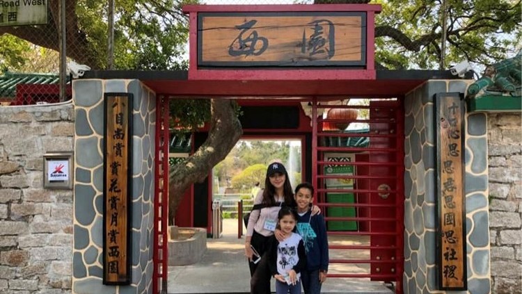 Cerita Liburan Seru Nana Mirdad Selama di Hong Kong Saat tiba di Hong Kong, Nana mengajak dua buah hatinya memulai liburan dengan mengunjungi destinasi wisata seru berikut ini.
