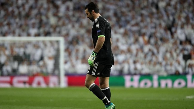Kiper Juventus Gianluigi Buffon mendapat standing ovation dari suporter Real Madrid usai mendapat kartu merah pada leg kedua perempat final Liga Champions.