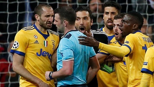 Wasit Michael Oliver menjadi sorotan karena memberikan penalti untuk Real Madrid dalam laga lawan Juventus di leg kedua perempat final Liga Champions.