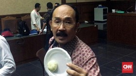 Lelah Diejek, Fredrich Yunadi Bawa Bakpao ke Persidangan