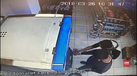 VIDEO: Pencurian Modus Ganjal ATM Terekam CCTV