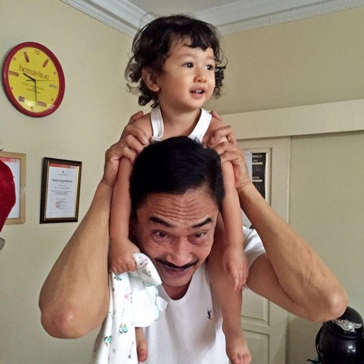 <p>Asyiknya seru-seruan sama kakek. (Foto: Instagram @deswintamaharani80)</p>