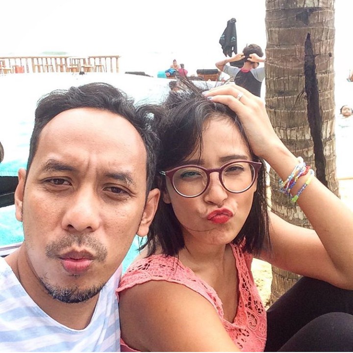 <p>Selalu mesra dan romantis nggak selalu bisa dilakukan setelah bertahun-tahun menikah. Apalagi setelah anak hadir, banyak fokus yang terbelah. Tapi melihat pasangan ini, saya jadi belajar bahwa nggak harus modal besar kok untuk bisa romantis-romantisan sama pasangan. Happy selalu ya Pongki dan Sophie. (Foto: Instagram @pongki_barata)</p>
