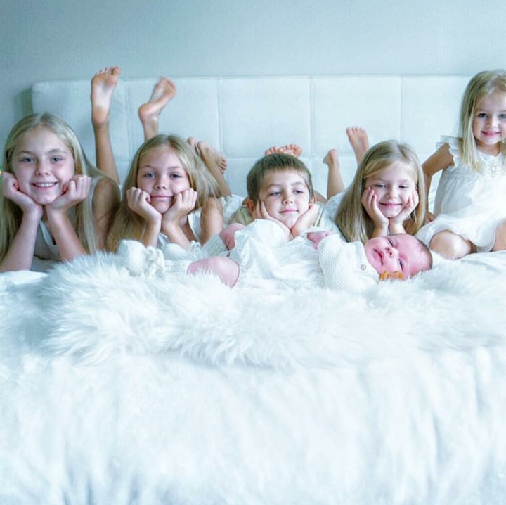 <p>Pasti senang ya kalau lihat anak kita akur. (Foto: Instagram/oursixblessings)</p>