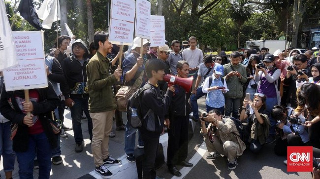 Warga Tamansari menggelar aksi untuk mengawal sidang putusan terkait gugatan izin lingkungan proyek rumah deret di PTUN Bandung.