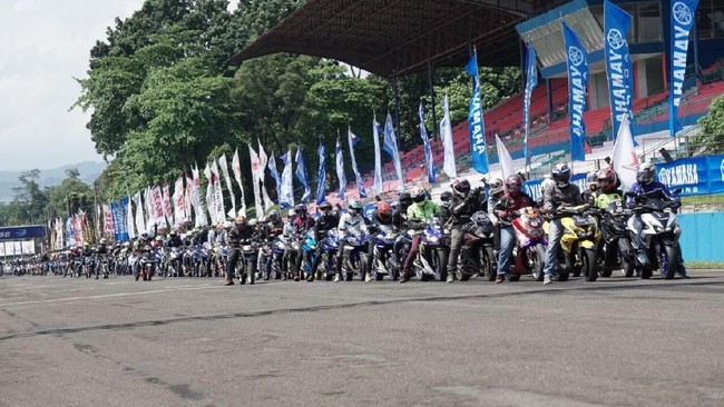 Komunitas kendaraan sejenis kerap menggelar aktivitas di akhir pekan. Tujuannya agar mereka tetap kompak dalam satu wadah