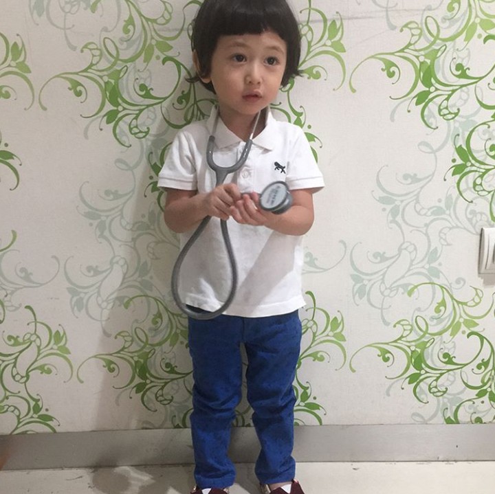 <p>Aih ada pak dokter kecil. (Foto: Instagram @deswitamaharani80)</p>