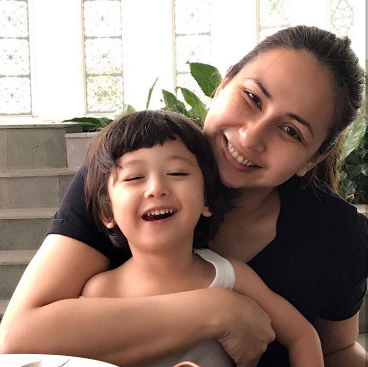 <p>Cheese! Senyum bareng sang bunda. (Foto: Instagram @deswitamaharani80)</p>