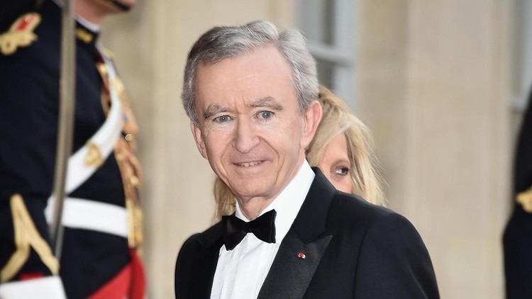 CEO Louis Vuitton Moet Hennessy (LVMH) Bernard Arnault dinobatkan sebagai orang terkaya kedua di dunia.