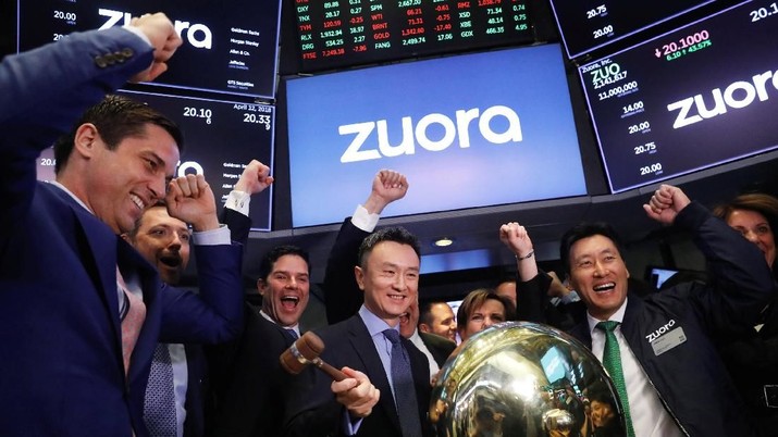 Founder and CEO of Zuora, Tien Tzuo, takes part in the company's IPO on the floor of the New York Stock Exchange shortly after the opening bell in New York, U.S., April 12, 2018.  REUTERS/Lucas Jackson