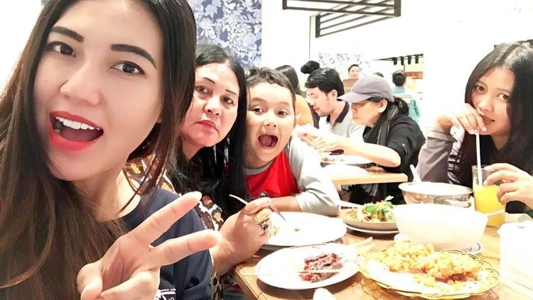 via vallen makan bareng keluarga via vallen makan bareng keluarga
