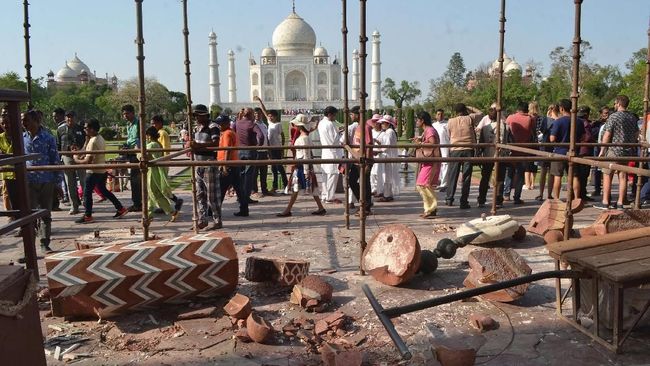 Setiap harinya sekitar 15 ribu orang datang ke Taj Mahal. Langkah perlindungan bangunan bersejarah dimulai dari menaikkan harga tiket masuk.