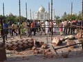 Diterjang Badai, Dua Pilar Menara Taj Mahal Rusak