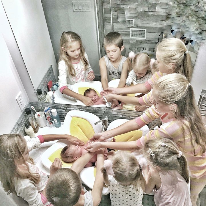 <p>Ramai-ramai mandiin yang paling kecil nih. Hi-hi. Seru banget. (Foto: Instagram/oursixblessings)</p>
