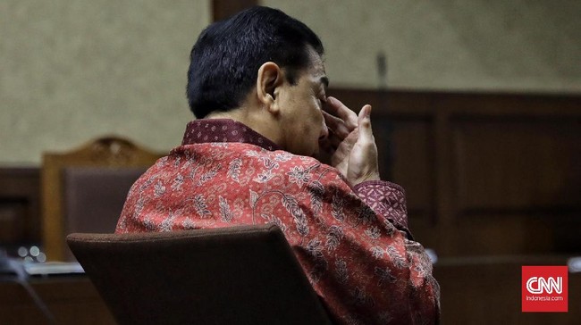 Setnov menuding Kemendagri melobi Kemenkeu agar mengubah skema sumber pembiayaan proyek e-KTP dari pinjaman luar negeri menjadi APBN murni.