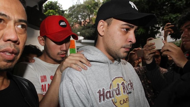 Polda Metro Jaya menangkap seorang terduga penyuplai sabu bagi aktor Riza Shahab, di Bogor, yang tengah menggunakan sabu bersama rekannya.