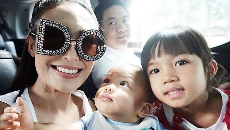 Aktivitas bonding dengan anak nggak harus mahal. Seperti Ayu Dewi, dia punya cara bonding sederhana dengan si kecil.