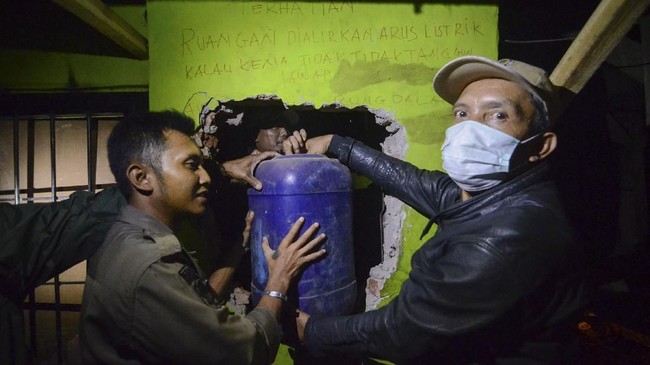 Kepolisian menggrebek rumah tiga lantai tempat produksi miras jenis ciu yang dibuat secara autodidak dengan omset diperkirakan mencapai Rp1,4 miliar per tahun.