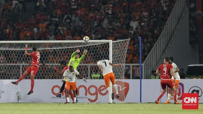 Momen kehangatan terlihat jelang laga Persija Jakarta lawan Borneo FC saat Bambang Pamungkas bercengkrama dengan suporter difabel Persija.