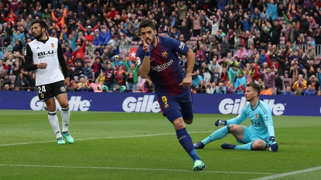 Barcelona berhasil mengakhiri babak pertama duel lawan Valencia dengan keunggulan 1-0 di Camp Nou, Sabtu (14/4).