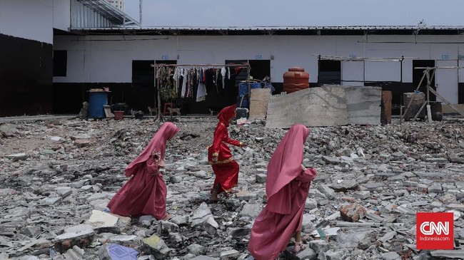 Gubernur DKI Anies Baswedan mengatakan tanah dari Kampung Akuarium menitipkan harapan agar pembangunan ibu kota baru tidak menyingkirkan rakyat kecil.