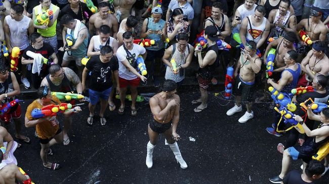 Festival Songkran tahun ini tak digelar karena bertepatan dengan persiapan penobatan Raja Thailand.