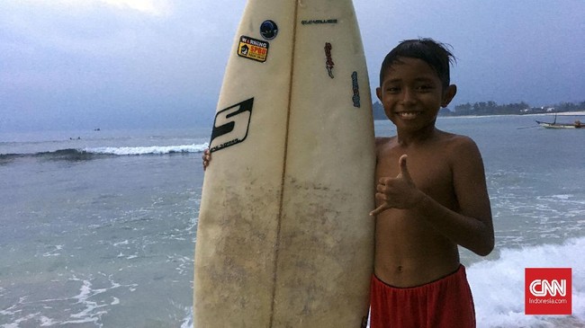 Cikal Richie Abiyasa Nur bocah 12 tahun asal Krui, Lampung, bercita-cita menjadi atlet selancar yang membanggakan Indonesia.