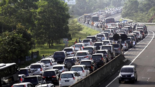 Polisi menyebut jalur Puncak, Bogor akan ditutup mulai 31 Desember pukul 18.00 WIB hingga 1 Januari pukul 06.00 WIB untuk menghindari kepadatan kendaraan.