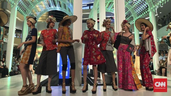 Koleksi batik bertajuk 'Suasana Hati' yang beraroma jiwa muda dipamerkan di Senayan City Fashion Nation Twelve Edition 2018.