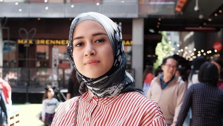 Khanza Inara Chandra adalah nama anak kedua Nina Zatulini yang lahir beberapa hari lalu. Sst, ini arti namanya, Bun...