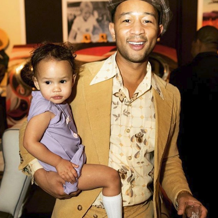 <p>John Legend dan anaknya,Luna, sering banget mereka dijuluki kembar oleh penggemarnya. (Foto: Instagram @johnlegend)</p>